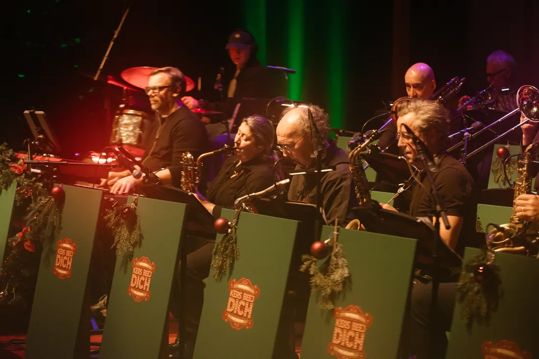 Saxofoons en trompetten achter de lessenaars