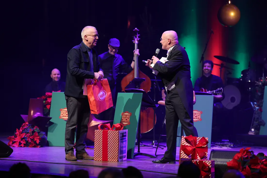 Cadeaus worden op het podium overhandigd