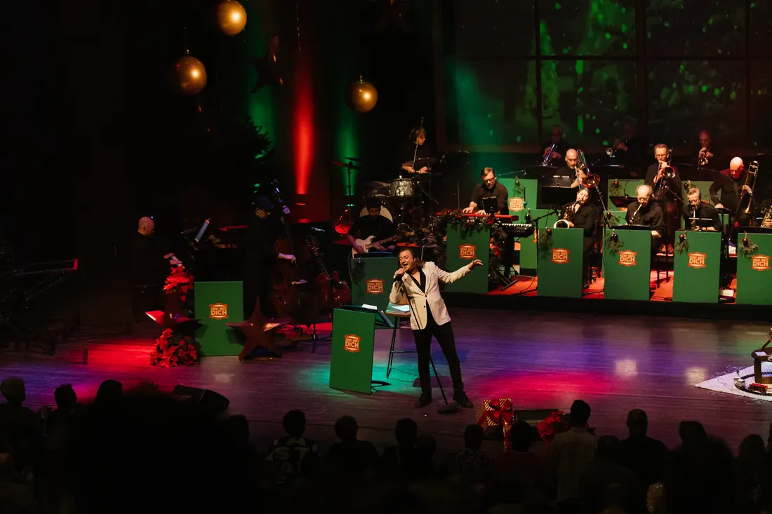 Het podium in rood en groen licht met de bigband